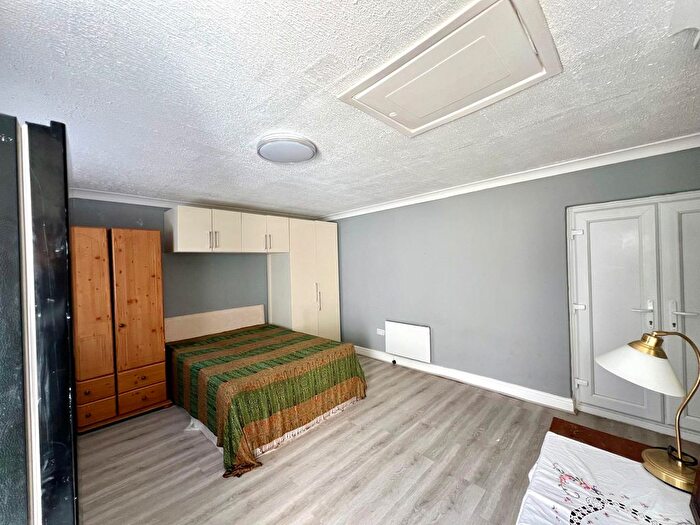 Studio To Rent In Wellington Avenue, Hounslow, TW3