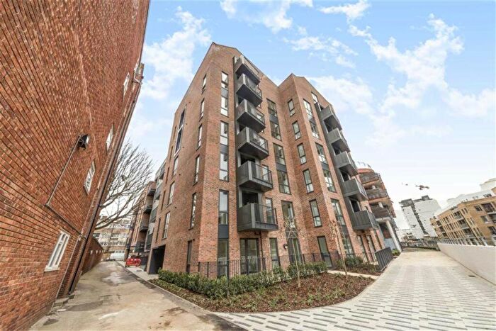 2 Bedroom Apartment To Rent In Rope Court, E14
