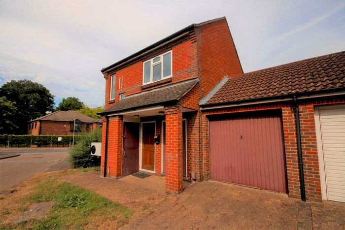 3 Bedroom Maisonette To Rent In Cinnamon Gardens, Guildford, GU2