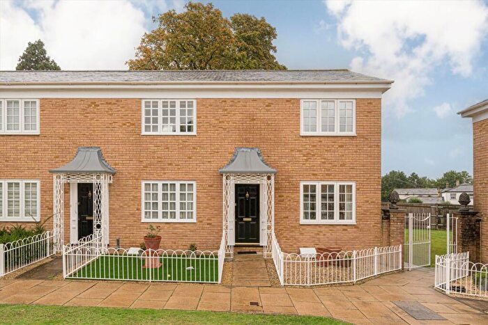 2 Bedroom House For Sale In Aspen Square, Weybridge, KT13