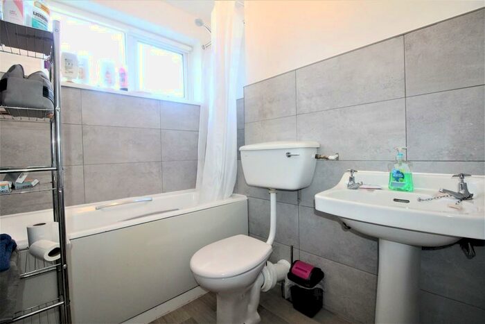 2 Bedroom Apartment To Rent In High Street, Potters Bar, EN6