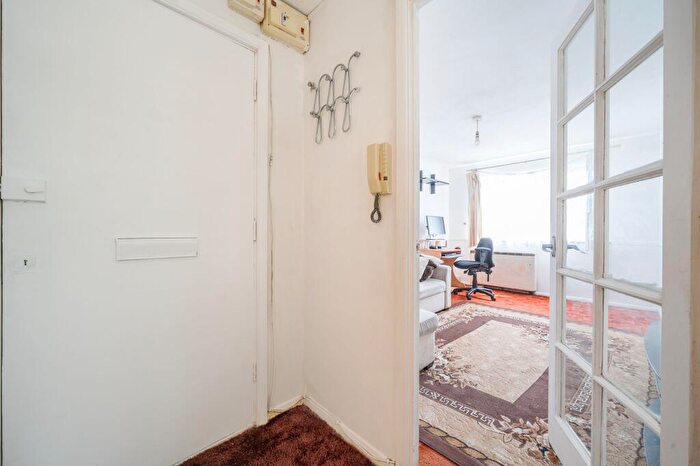 1 Bedroom Flat For Sale In Gartons Close, Enfield, EN3