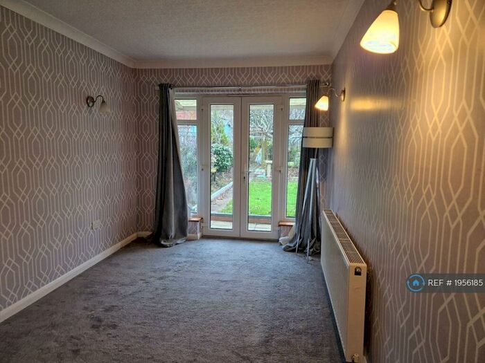 4 Bedroom Bungalow To Rent In Sunnydene Avenue, Ruislip, HA4
