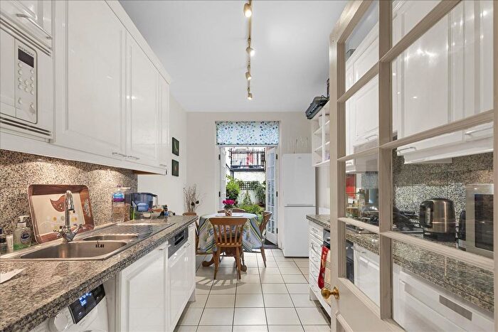 1 Bedroom Flat To Rent In Palace Gate, London, W8