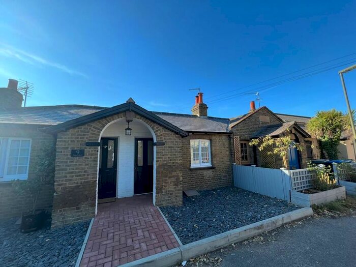 1 Bedroom Bungalow To Rent In Band Lane, Egham, TW20