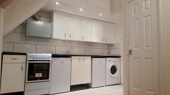 Studio To Rent In Argyll Road, Westcliff-On-Sea, SS0