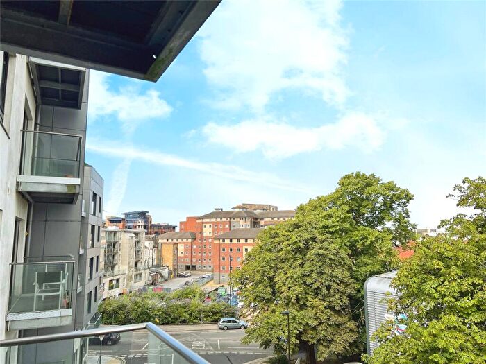 2 Bedroom Apartment For Sale In Royal Crescent Road, Southampton, Hampshire, SO14
