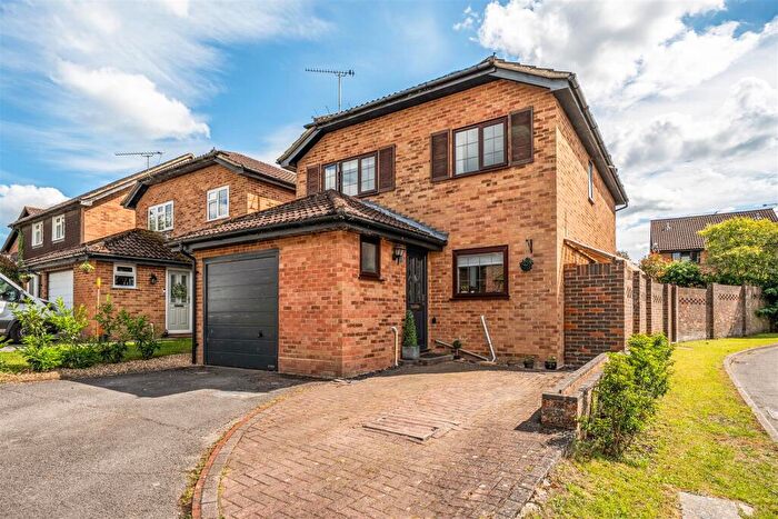 4 Bedroom Detached House For Sale In Clover Lane, Yateley, GU46