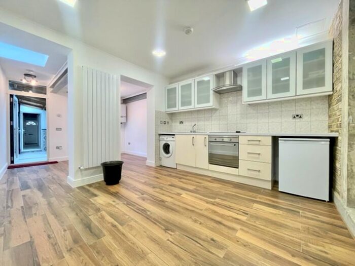 2 Bedroom Flat To Rent In New Cross Road, SE14