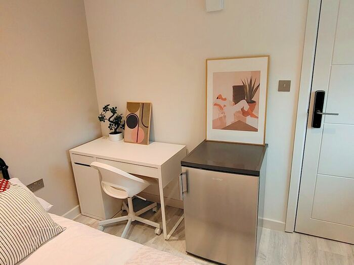 2 Bedroom Flat To Rent In Addison Gardens, Surbiton, KT5
