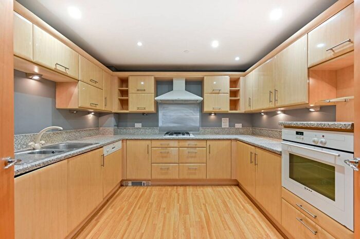 2 Bedroom Flat To Rent In Holme Court, Isleworth, TW7