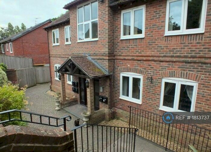 2 Bedroom Flat To Rent In Bayleaf Court, Reading, RG7