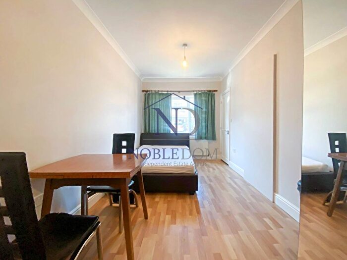 Studio To Rent In Avondale Gardens, Hounslow, TW4