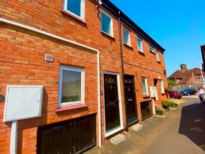 1 Bedroom Maisonette To Rent In Lakeside Close, Ruislip, HA4