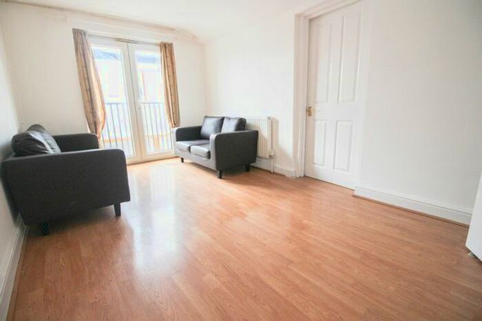 3 Bedroom Flat To Rent In Stoke Newington High Street, Stoke Newington, N16