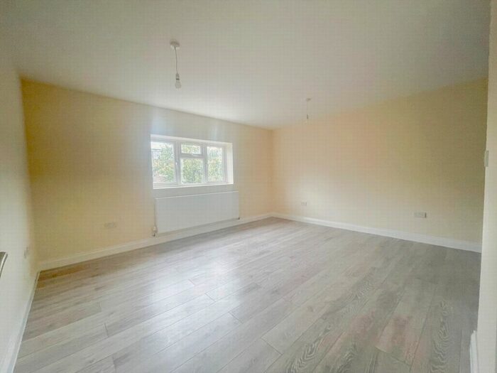 4 Bedroom Maisonette To Rent In Elsinge Road, Enfield, EN1