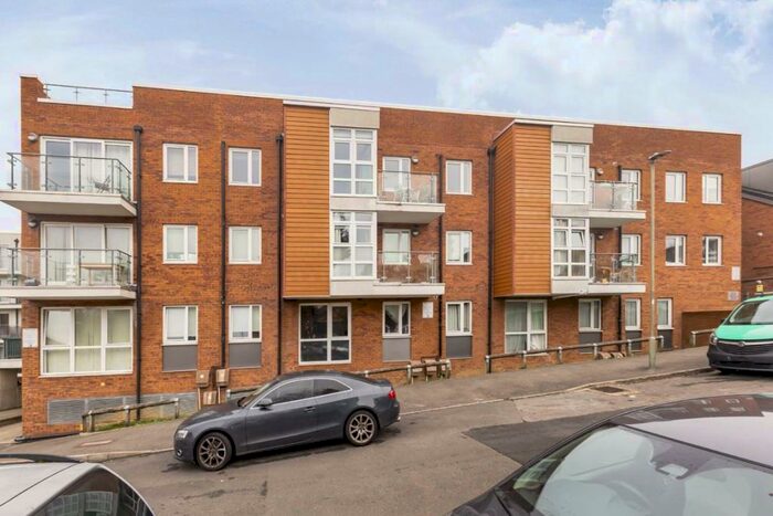 2 Bedroom Flat To Rent In Lankaster Gardens, London, N2