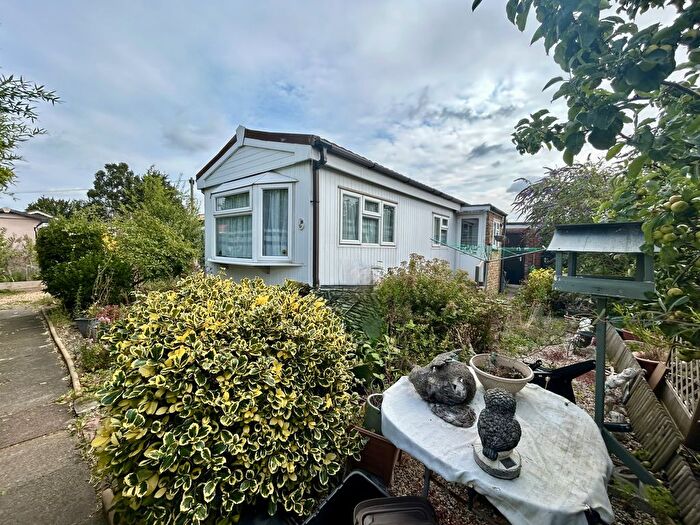 1 Bedroom Mobile/park Home For Sale In Longcroft Drive, Waltham Cross, EN8