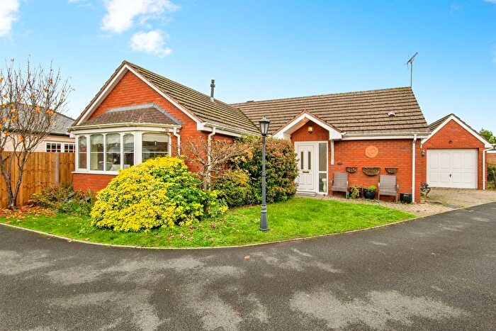 2 Bedroom Detached Bungalow For Sale In Droitwich Road, Fernhill Heath, Worcester, WR3