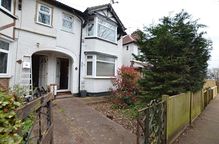 3 Bedroom Semi-Detached House To Rent In North Western Avenue, Watford, WD25