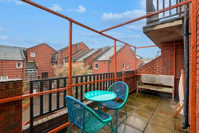 2 Bedroom Flat For Sale In Gladstone Road, London, W4