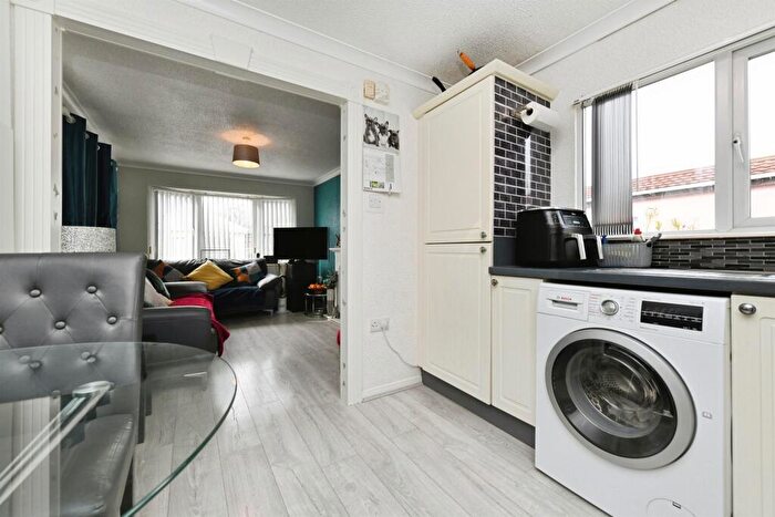 2 Bedroom Park Home For Sale In Kingsmans Farm Road, Hullbridge, Hockley, SS5