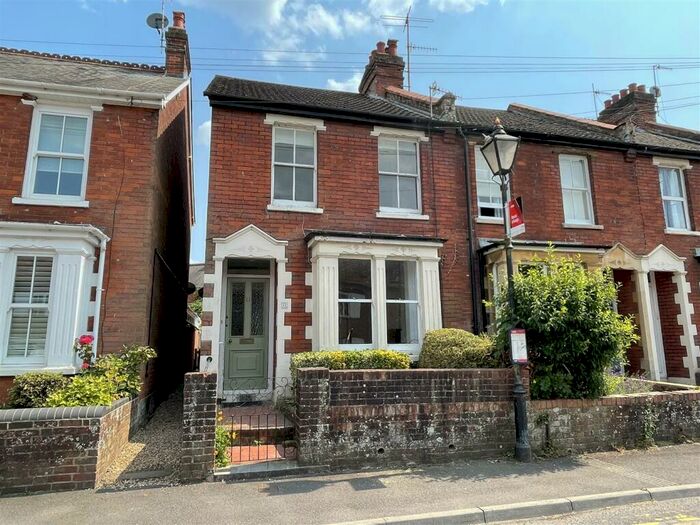 3 Bedroom Semi-Detached House To Rent In Salisbury - Harnham Road, SP2