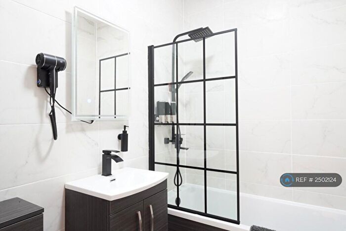 1 Bedroom Flat To Rent In Tudor House, Brighouse, HD6