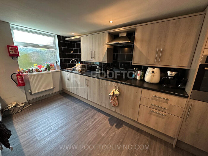 6 Bedroom House To Rent In Queens Road, Leeds, LS6