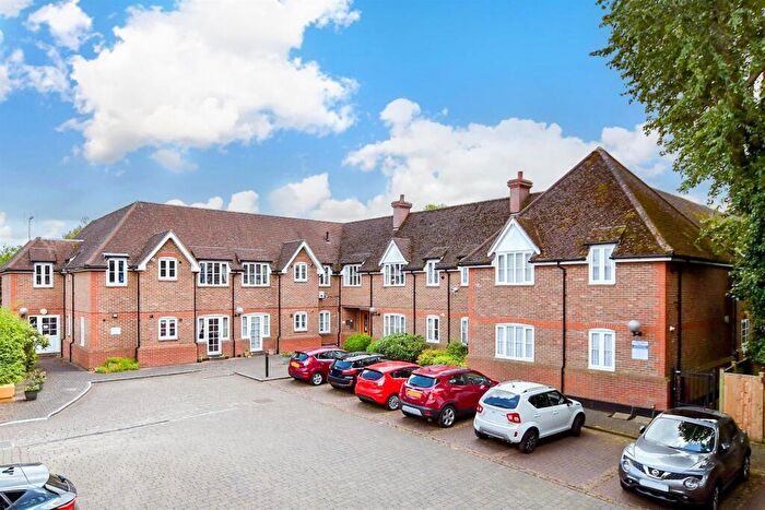 2 Bedroom Flat For Sale In Main Road, Gidea Park, Essex, RM2