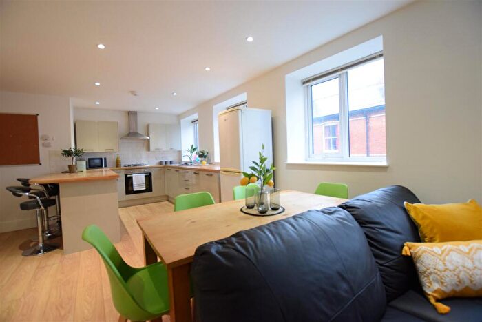 3 Bedroom Flat To Rent In High Street - Student Apartment - /, LN5