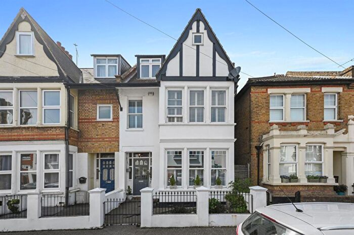 5 Bedroom End Of Terrace House To Rent In Leighton Avenue, Leigh-On-Sea, SS9