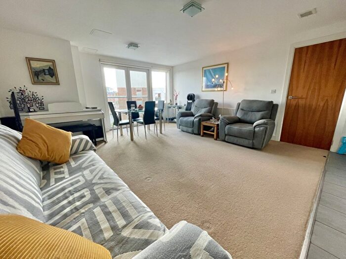 2 Bedroom Flat For Sale In High Street, Poole, BH15