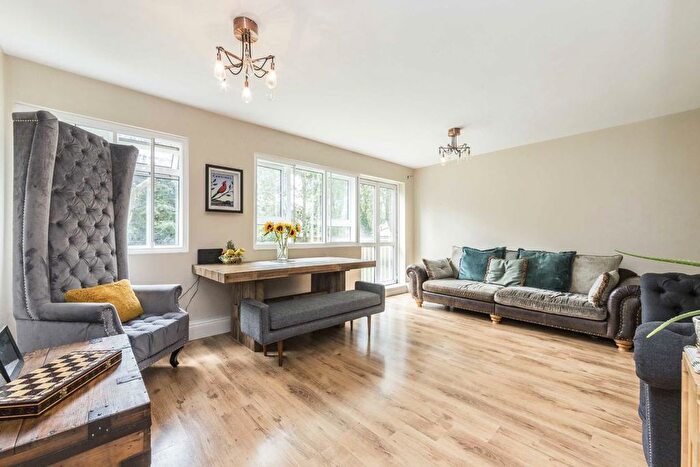 2 Bedroom Flat For Sale In Sheen Road, Richmond, TW9
