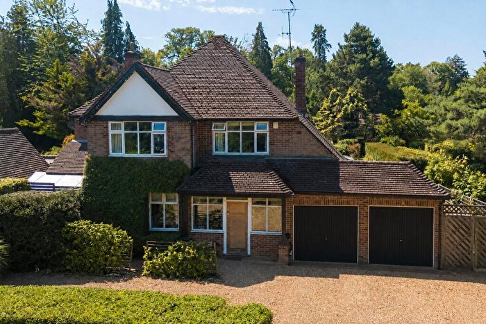 4 Bedroom Detached House For Sale In Southfield Place, Weybridge, KT13