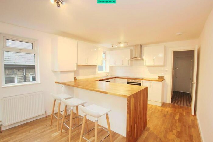 2 Bedroom Flat To Rent In Theatre Street, London, SW11