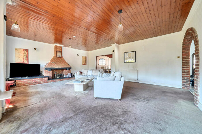 5 Bedroom Bungalow For Sale In Penn Lane, Kent, DA5