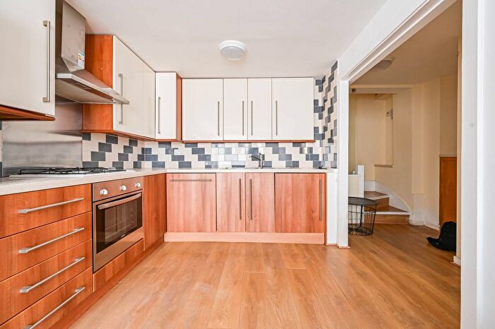 2 Bedroom Flat To Rent In Blackstock Road, Finsbury Park, London, N4