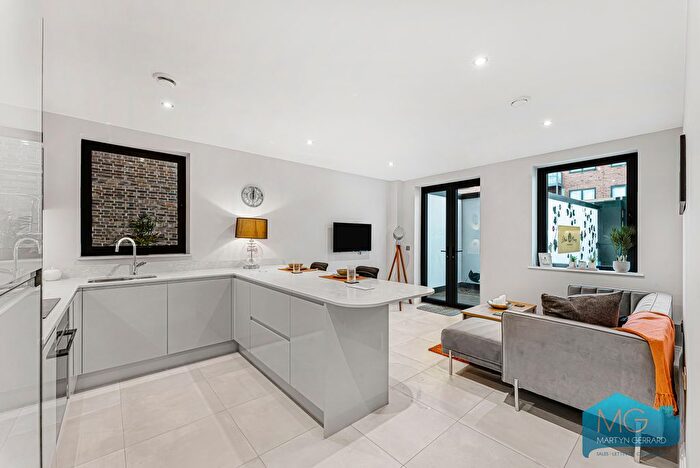 2 Bedroom Flat To Rent In Brownlow Road, London, N11