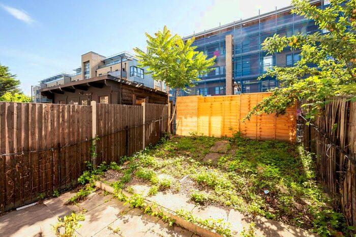 3 Bedroom Flat To Rent In Coopers Road, South Bermondsey, London, SE1