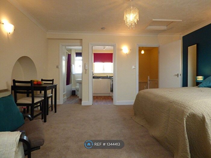 Studio To Rent In Clifton Road, Littlehampton, BN17