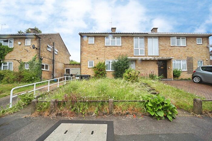 3 Bedroom Semi Detached House For Sale In Eaton Valley Road, Luton, LU2