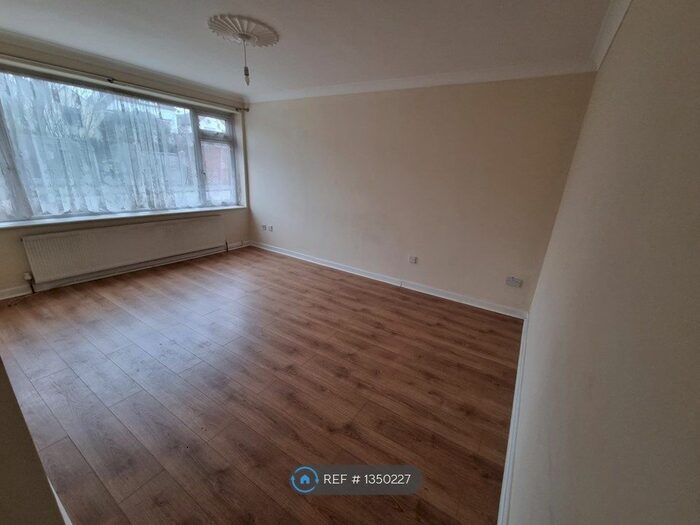 2 Bedroom Flat To Rent In Margaret Way, Ilford, IG4