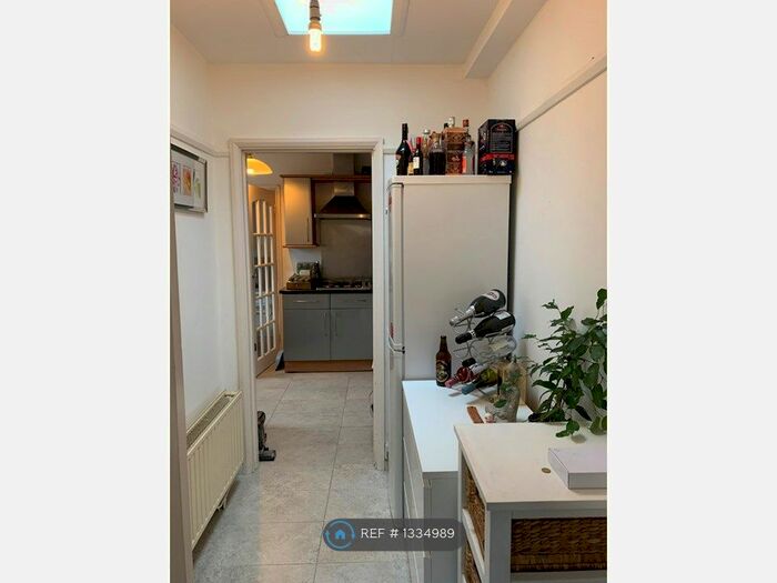 2 Bedroom Flat To Rent In Malmesbury Road, South Woodford, E18