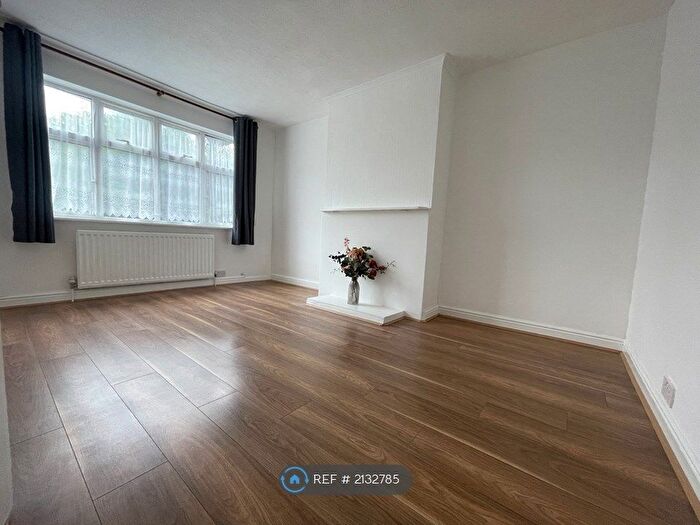 2 Bedroom Maisonette To Rent In St. Wilfrids Close, New Barnet, EN4