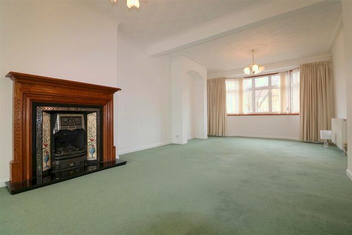 3 Bedroom Link Detached House To Rent In Long Lane, Grays, RM16