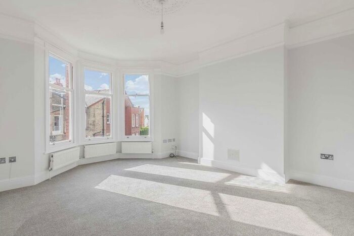 2 Bedroom Flat To Rent In Radbourne Road, London, SW12