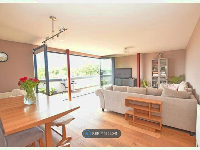 2 Bedroom Flat To Rent In Twickenham Road, Isleworth, TW7