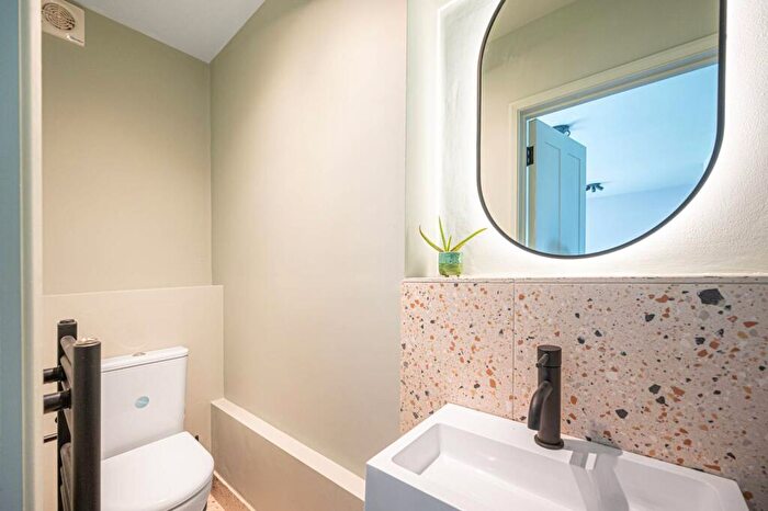 5 Bedroom Terraced House To Rent In Prayle Grove, Brent Cross, London, NW2