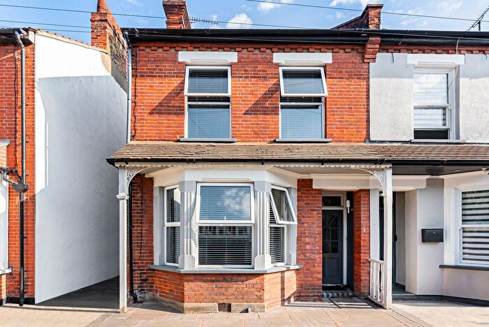 3 Bedroom Semi-Detached House For Sale In South Avenue, Southend-On-Sea, SS2